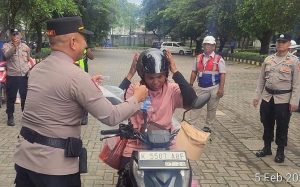 Polres Pelabuhan Tanjung Priok Bagikan Helm SNI kepada Pedagang dalam Ops Keselamatan Jaya 2026