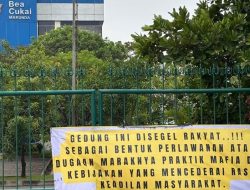 Koalisi Mahasiswa Hukum Nusantara Segel Gedung Bea Cukai Marunda