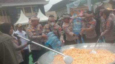 POLRES SUMEDANG GELAR MASAK BESAR BERSAMA Bobon Santoso, RAIH 3 REKOR MURI DAN BAGIKAN 4.050 CUP KOLAK UBI CILEMBU