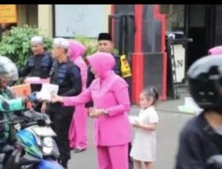 Brimob Polda Metro Jaya Bagikan Takjil untuk Warga Yang Melintas di Depan Mako Gegana