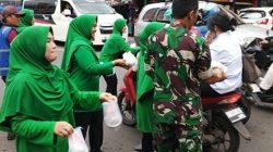 Persit dan Koramil 1005/Jtr Berbagi Takjil di Bulan Ramadan, Wujud Kepedulian kepada Masyarakat