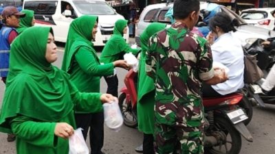Persit dan Koramil 1005/Jtr Berbagi Takjil di Bulan Ramadan, Wujud Kepedulian kepada Masyarakat