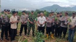 Polsek Cimanggung Bersama Forkopimcam Laksanakan Penanaman Pohon untuk Cegah Banjir dan Longsor