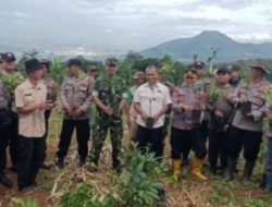 Polsek Cimanggung Bersama Forkopimcam Laksanakan Penanaman Pohon untuk Cegah Banjir dan Longsor