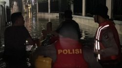 Warga Terdampak Banjir Hubungi Layanan 110, Dit Samapta PMJ Evakuasi Warga Terdampak Banjir di Ciracas