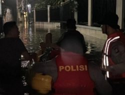 Warga Terdampak Banjir Hubungi Layanan 110, Dit Samapta PMJ Evakuasi Warga Terdampak Banjir di Ciracas