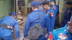 Ditpolairud Polda Metro Jaya Bersama Satgas Bang Jasri Bersihkan Permukiman Terdampak Banjir di Kebon Pala