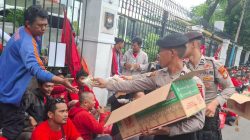 Polres Metro Jakarta Pusat Layani Penyampaian Pendapat Buruh di MA, Bagikan Roti dan Air Mineral kepada Peserta Aksi
