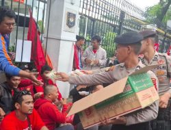 Polres Metro Jakarta Pusat Layani Penyampaian Pendapat Buruh di MA, Bagikan Roti dan Air Mineral kepada Peserta Aksi