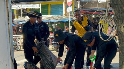 Brimob Polda Metro Jaya Bersihkan Pasar Ciputat, Lingkungan Sehat dan Aktivitas Warga Lebih Nyaman