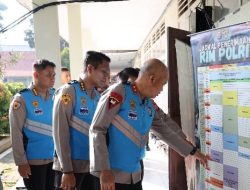 Kapolda Banten Pantau Langsung Penerimaan Terpadu Polri TA 2026, Tegaskan Seleksi Bersih dan Transparan    Serang – Provinsi Banten :    Kapolda Banten Irjen Pol Hengki melaksanakan pemantauan langsung kegiatan Penerimaan Terpadu Calon Taruna Akademi Kepolisian (Akpol) Tahun Anggaran 2026 yang berlangsung di SMA Negeri 3 Kota Serang pada Kamis (07/05/2026).  Kegiatan tersebut turut dihadiri Wakapolda Banten Hendra Wirawan, Pejabat Utama Polda Banten, Kapolresta Serang Kota Yudha Satria, serta panitia pengawas internal maupun eksternal.  Dalam kegiatan tersebut, Kapolda Banten meninjau secara langsung jalannya proses seleksi penerimaan terpadu guna memastikan seluruh tahapan berjalan sesuai prosedur serta mengedepankan prinsip Bersih, Transparan, Akuntabel, dan Humanis (BETAH).  Kapolda Banten menjelaskan bahwa proses penerimaan anggota Polri dilaksanakan secara profesional dan terbuka, sehingga seluruh peserta dapat mengetahui hasil seleksi secara langsung pada hari yang sama melalui sistem one day service.   “Pelaksanaan penerimaan anggota Polri di Polda Banten dilaksanakan dengan prinsip BETAH, yaitu Bersih, Transparan, Akuntabel dan Humanis. Selain itu, diterapkan pula prinsip one day service, sehingga peserta seleksi dapat langsung mengetahui hasil yang diperoleh pada hari itu juga,” ujar Hengki.  Lebih lanjut, Kapolda Banten menegaskan kepada seluruh panitia pengawas agar menjalankan tugas secara profesional dan menjaga integritas selama proses seleksi berlangsung.  “Kami mengajak seluruh panitia pengawas internal maupun eksternal untuk bersama-sama mengawal proses penerimaan anggota Polri Tahun Anggaran 2026 agar bebas dari praktik KKN. Dengan proses yang clear and clean, kita dapat mewujudkan Polri yang Presisi, yakni Prediktif, Responsibilitas, dan Transparansi Berkeadilan,” tegasnya.  Selain melakukan pemantauan, Kapolda Banten juga memberikan motivasi kepada para peserta seleksi agar tetap percaya pada kemampuan diri sendiri dan mengikuti seluruh tahapan dengan semangat serta menjunjung tinggi sportivitas.  Penerimaan Terpadu Polri Tahun Anggaran 2026 di Polda Banten merupakan bagian dari komitmen Polri dalam mencetak sumber daya manusia yang unggul, profesional, serta berintegritas untuk mendukung pelaksanaan tugas kepolisian di masa mendatang.  Sumber :  (Bidhumas Polda Banten)  Reporter : Redaksi Pusat