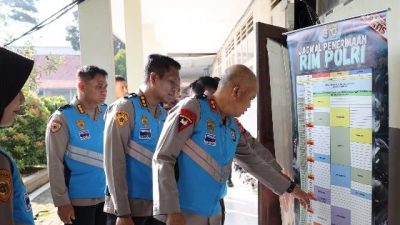 Kapolda Banten Pantau Langsung Penerimaan Terpadu Polri TA 2026, Tegaskan Seleksi Bersih dan Transparan    Serang – Provinsi Banten :    Kapolda Banten Irjen Pol Hengki melaksanakan pemantauan langsung kegiatan Penerimaan Terpadu Calon Taruna Akademi Kepolisian (Akpol) Tahun Anggaran 2026 yang berlangsung di SMA Negeri 3 Kota Serang pada Kamis (07/05/2026).  Kegiatan tersebut turut dihadiri Wakapolda Banten Hendra Wirawan, Pejabat Utama Polda Banten, Kapolresta Serang Kota Yudha Satria, serta panitia pengawas internal maupun eksternal.  Dalam kegiatan tersebut, Kapolda Banten meninjau secara langsung jalannya proses seleksi penerimaan terpadu guna memastikan seluruh tahapan berjalan sesuai prosedur serta mengedepankan prinsip Bersih, Transparan, Akuntabel, dan Humanis (BETAH).  Kapolda Banten menjelaskan bahwa proses penerimaan anggota Polri dilaksanakan secara profesional dan terbuka, sehingga seluruh peserta dapat mengetahui hasil seleksi secara langsung pada hari yang sama melalui sistem one day service.   “Pelaksanaan penerimaan anggota Polri di Polda Banten dilaksanakan dengan prinsip BETAH, yaitu Bersih, Transparan, Akuntabel dan Humanis. Selain itu, diterapkan pula prinsip one day service, sehingga peserta seleksi dapat langsung mengetahui hasil yang diperoleh pada hari itu juga,” ujar Hengki.  Lebih lanjut, Kapolda Banten menegaskan kepada seluruh panitia pengawas agar menjalankan tugas secara profesional dan menjaga integritas selama proses seleksi berlangsung.  “Kami mengajak seluruh panitia pengawas internal maupun eksternal untuk bersama-sama mengawal proses penerimaan anggota Polri Tahun Anggaran 2026 agar bebas dari praktik KKN. Dengan proses yang clear and clean, kita dapat mewujudkan Polri yang Presisi, yakni Prediktif, Responsibilitas, dan Transparansi Berkeadilan,” tegasnya.  Selain melakukan pemantauan, Kapolda Banten juga memberikan motivasi kepada para peserta seleksi agar tetap percaya pada kemampuan diri sendiri dan mengikuti seluruh tahapan dengan semangat serta menjunjung tinggi sportivitas.  Penerimaan Terpadu Polri Tahun Anggaran 2026 di Polda Banten merupakan bagian dari komitmen Polri dalam mencetak sumber daya manusia yang unggul, profesional, serta berintegritas untuk mendukung pelaksanaan tugas kepolisian di masa mendatang.  Sumber :  (Bidhumas Polda Banten)  Reporter : Redaksi Pusat
