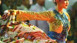 Putri-putri Cantik dan Pengawal Kerajaan Memukau Penonton Kirab Budaya di Cirebon
