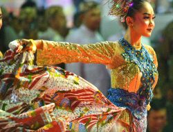 Putri-putri Cantik dan Pengawal Kerajaan Memukau Penonton Kirab Budaya di Cirebon