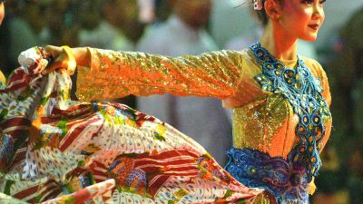 Putri-putri Cantik dan Pengawal Kerajaan Memukau Penonton Kirab Budaya di Cirebon