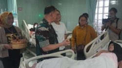 Yayasan Jaga Ginjal Indonesia dan Yayasan Berbagi Cahaya Imlek Bagikan Telur Rebus di RSPAD