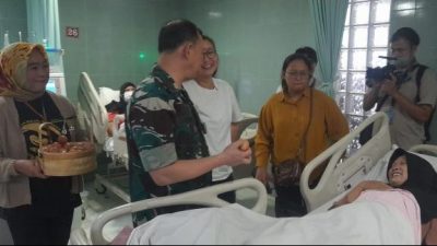 Yayasan Jaga Ginjal Indonesia dan Yayasan Berbagi Cahaya Imlek Bagikan Telur Rebus di RSPAD