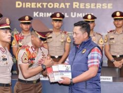 Wadir Reskrimum Polda Metro Jaya Serahkan Referensi Hukum Terbaru kepada 17 Taruna Akpol : Perkuat Profesionalisme Generasi Mendatang
