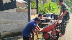 Bangun Desa, Babinsa Kodim Ponorogo Ikut Kerja Bakti Lebarkan Jalan