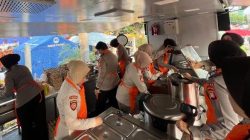 Ditpamobvit Polda Metro Bagikan 500 Boks Makanan untuk Korban Kebakaran Kemayoran Jakarta Pusat 