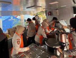 Ditpamobvit Polda Metro Bagikan 500 Boks Makanan untuk Korban Kebakaran Kemayoran Jakarta Pusat 