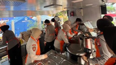Ditpamobvit Polda Metro Bagikan 500 Boks Makanan untuk Korban Kebakaran Kemayoran Jakarta Pusat 