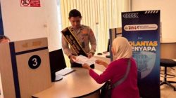 Satpas SIM Polresta Denpasar Hadirkan Pendampingan Humanis, Bantu Pemohon Lengkapi Proses Pendataan Identitas.
