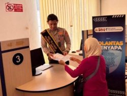 Satpas SIM Polresta Denpasar Hadirkan Pendampingan Humanis, Bantu Pemohon Lengkapi Proses Pendataan Identitas.