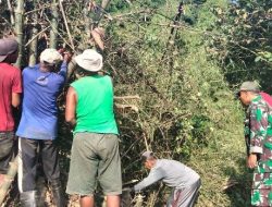 Ikut Kerja Bakti, Sarana Komsos Anggota Kodim Ponorogo Ciptakan Kemanunggalan Dengan Warga 