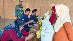 Babinsa Kodim Ponorogo Pendampingan Distribusi Bantuan Pangan di Desa Binaan