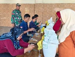 Babinsa Kodim Ponorogo Pendampingan Distribusi Bantuan Pangan di Desa Binaan