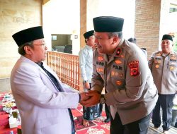 Kapolresta Cirebon Dampingi Wakapolda Jabar Silaturahmi dengan Pengasuh Ponpes Khas Kempek, Perkuat Sinergitas Polri dan Ulama