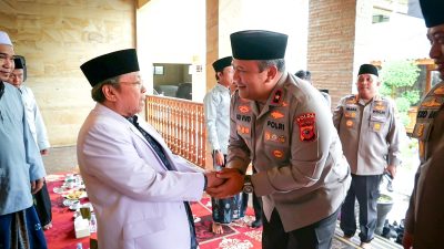 Kapolresta Cirebon Dampingi Wakapolda Jabar Silaturahmi dengan Pengasuh Ponpes Khas Kempek, Perkuat Sinergitas Polri dan Ulama