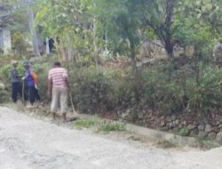 Peduli Lingkungan, Babinsa Kodim Ponorogo Bersihkan Jalan Bersama Warga