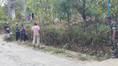 Peduli Lingkungan, Babinsa Kodim Ponorogo Bersihkan Jalan Bersama Warga