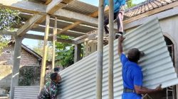 Jalin Kedekatan Dengan Warga, Babinsa Kodim Ponorogo Bantu Perbaiki Rumah