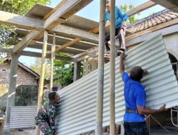 Jalin Kedekatan Dengan Warga, Babinsa Kodim Ponorogo Bantu Perbaiki Rumah