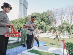 Polda Jatim Ziarah dan Tabur Bunga di TMP, Kenang Jasa Pahlawan Jelang Hari Bhayangkara ke- 80