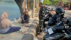 Komsos, Anggota Kodim Ponorogo Ajak Warga Jaga Kebersihan Lingkungan
