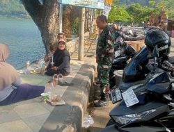 Komsos, Anggota Kodim Ponorogo Ajak Warga Jaga Kebersihan Lingkungan