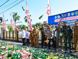 Polresta Cirebon Musnahkan Belasan Ribu Botol Miras dan Ribuan Knalpot Brong