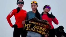 Usia 45 Bukan Alasan untuk Berhenti : Ibu Bhayangkari Tangguh Ajak 2 Putrinya Taklukkan gunung Agung