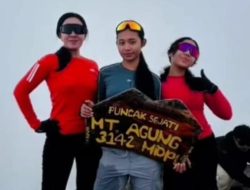 Usia 45 Bukan Alasan untuk Berhenti : Ibu Bhayangkari Tangguh Ajak 2 Putrinya Taklukkan gunung Agung