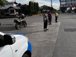 Personel Satsamapta dan Satlantas Polres Priok, Laksanakan Pengaturan Lalu Lintas untuk Wujudkan Arus Lalin yang Aman