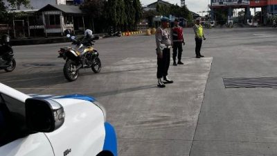 Personel Satsamapta dan Satlantas Polres Priok, Laksanakan Pengaturan Lalu Lintas untuk Wujudkan Arus Lalin yang Aman