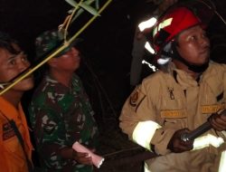 Babinsa Sampiran Bersama Petugas Gabungan Padamkan Kebakaran Lahan Kosong di Kecamatan Talun