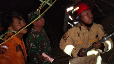 Babinsa Sampiran Bersama Petugas Gabungan Padamkan Kebakaran Lahan Kosong di Kecamatan Talun