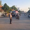 Cegah Kemacetan, Kecelakaan, dan Kerawanan Pelajar, Polsek Lemahabang Hadir Mengatur Lalu Lintas di Pertigaan Cipeujeuh