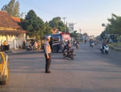 Cegah Kemacetan, Kecelakaan, dan Kerawanan Pelajar, Polsek Lemahabang Hadir Mengatur Lalu Lintas di Pertigaan Cipeujeuh
