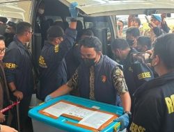 Polri Serahkan Tersangka dan Barang Bukti Perkara Dugaan Korupsi kepada Kejaksaan Agung